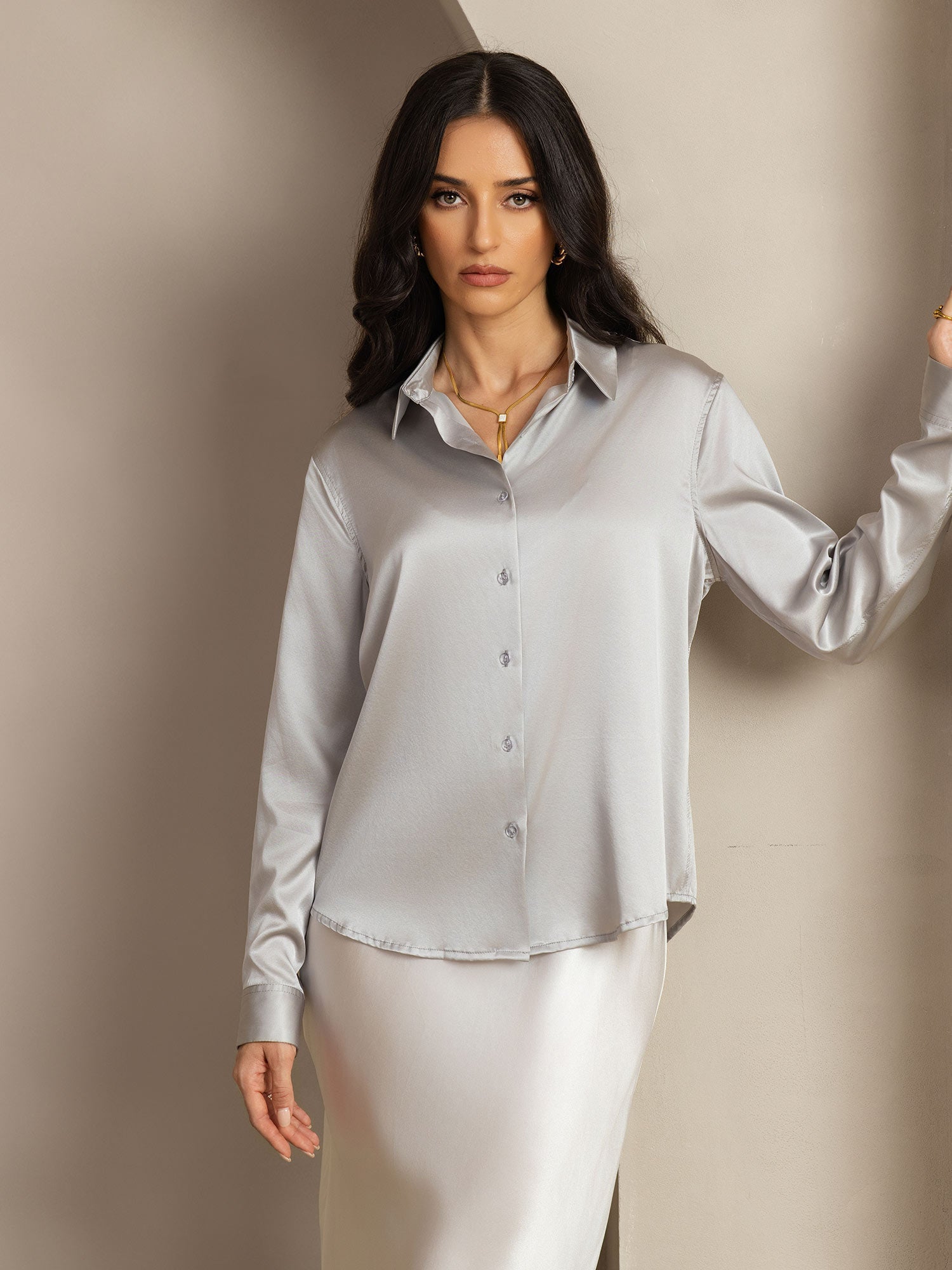 Camisa básica de cuello militar de seda de 19 momme