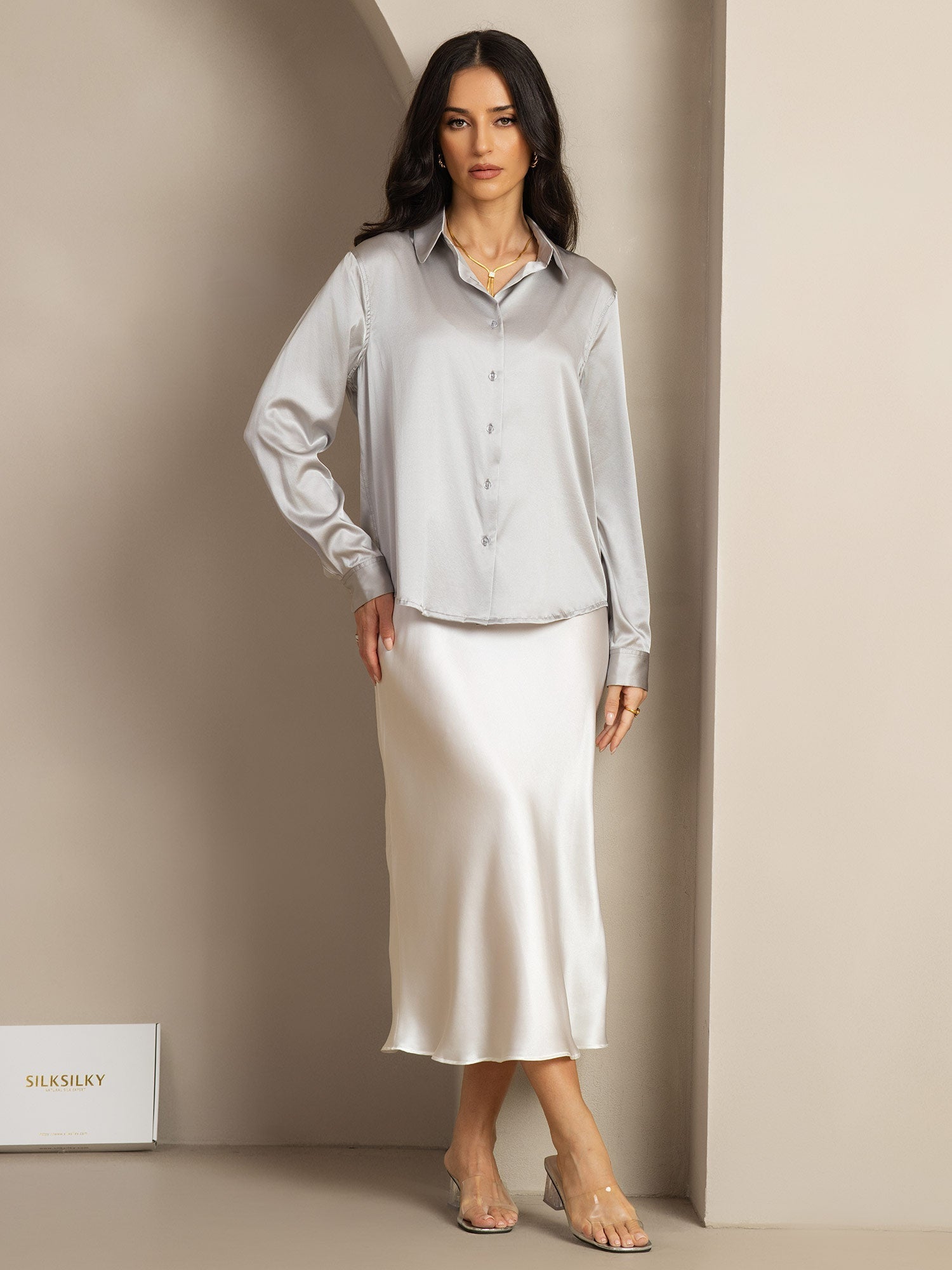 Camisa básica de cuello militar de seda de 19 momme