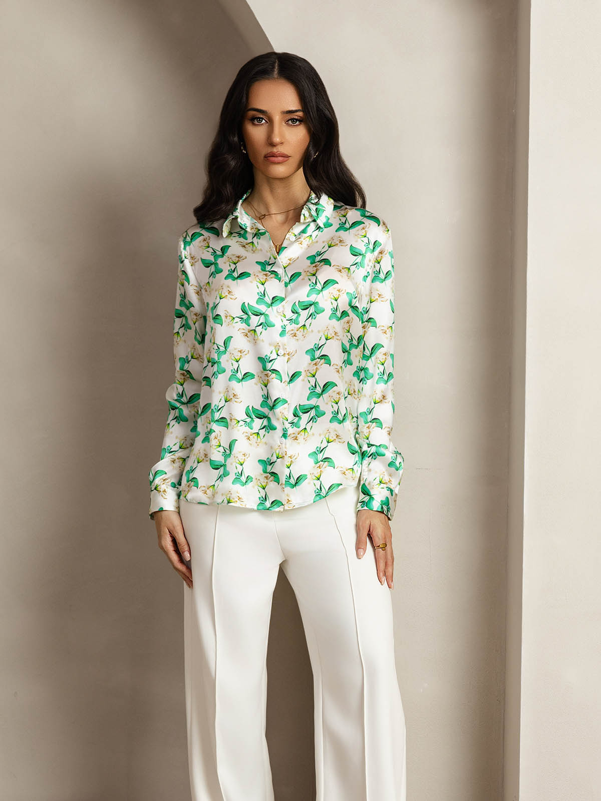 Camisa básica de cuello militar de seda de 19 momme