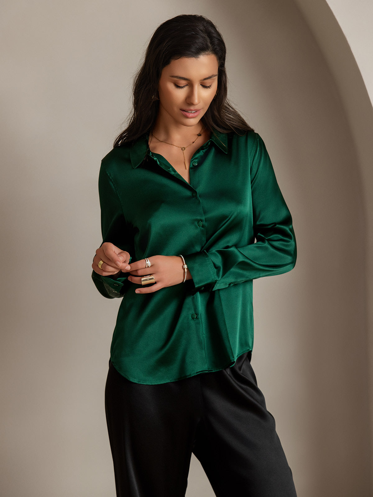 Camisa básica de cuello militar de seda de 19 momme