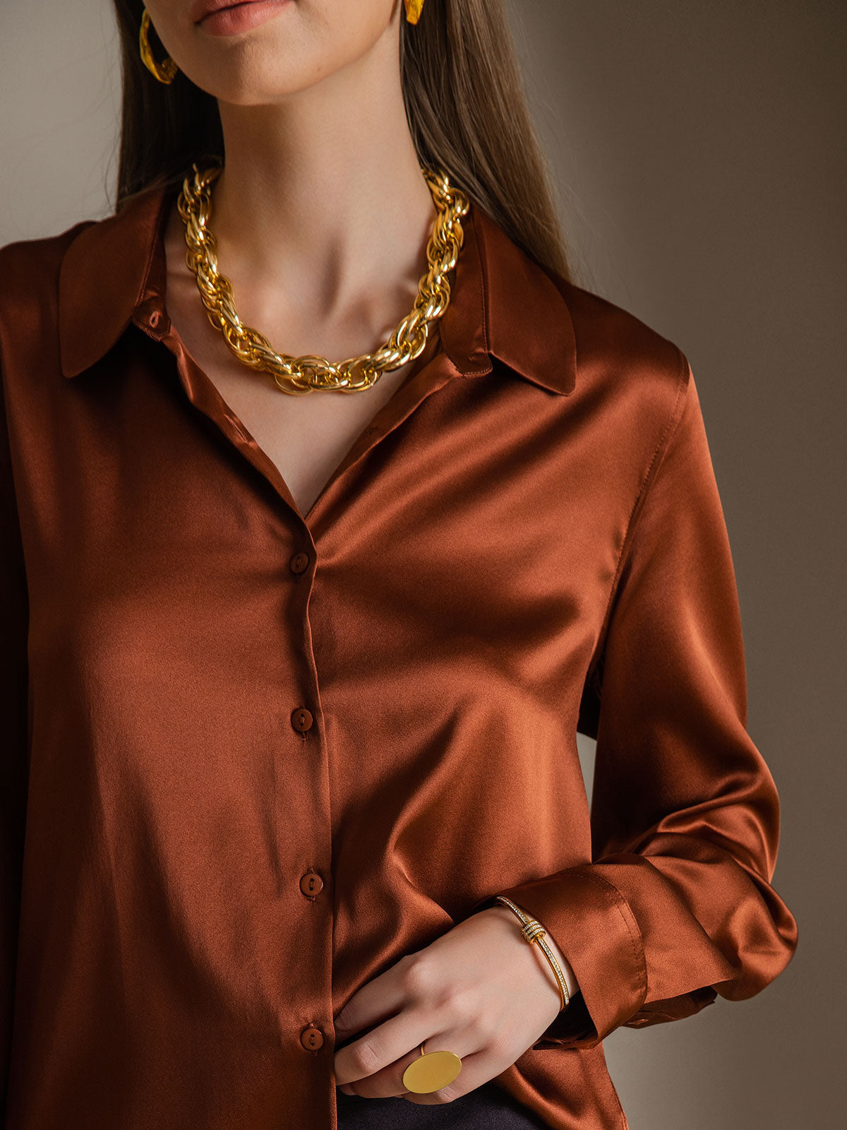 Camisa básica de cuello militar de seda de 19 momme