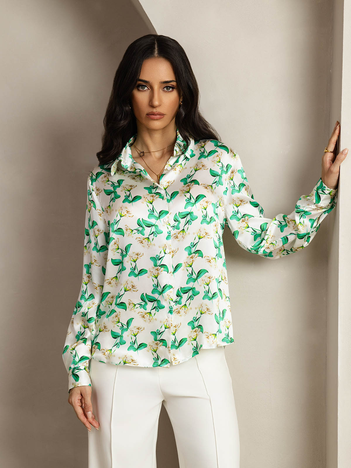Camisa básica de cuello militar de seda de 19 momme